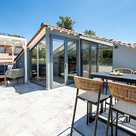 Upartments 3* بوتوس